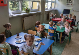 Żabki jedzą śniadanie.