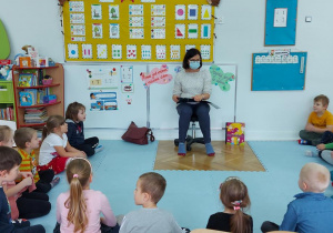 powitanie gościa i słuchanie czytanego przez niego opowiadania
