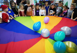 zabawy z chustą animacyjną i balonami