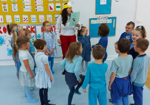 "Nasz koziołek"- zabawa muzyczno - ruchowa z chusteczką