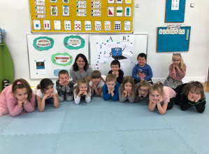 Przysłowie „Mądrej głowie, dość dwie słowie” oraz spotkanie online z grafikiem komputerowym