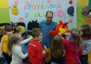 powitanie dzieci przez pacynkę - kurę