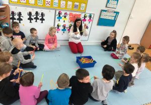 "Ja gram" - zabawa z kolorowymi rurkami