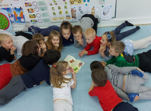 Słuchanie nagrań głosowych utworów czytanych przez rodziców dzieci