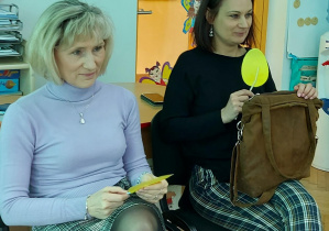 ciocie rozwiązują zagadki razem z dziećmi