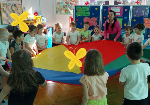 zabawy taneczne z chustą animacyjną