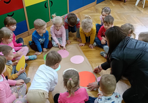 Przedszkolaki wykonują z Panią Anetą swoją gąsienicę.