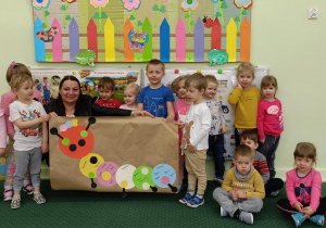 Pamiątkowe zdjęcie z Panią Bibliotekarką.