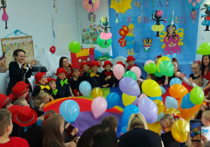 zabawa z chustą animacyjną i balonami