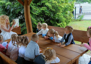 Dzieci opowiadają o tym, co widzą na obrazku.