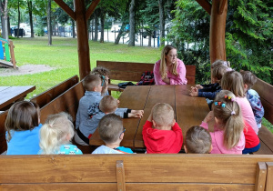 Dzieci przedstawiają się Pani Martynie.