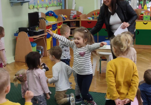 Wesoła zabawa przedszkolaków.