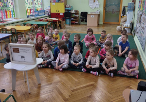 Żabki i Pszczółki z zainteresowaniem słuchają bajki.
