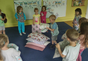 Żabki układają piramidę z poduszek