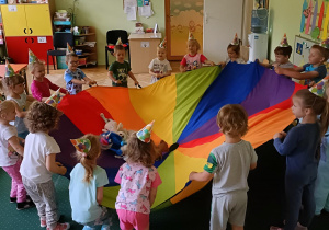 Zabawa z chustą animacyjną i pluszakami