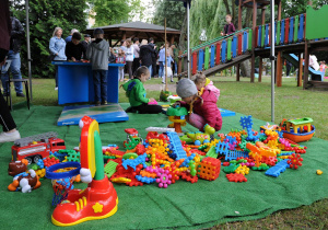 Zabawy konstrukcyjne na Pikniku Rodzinnym