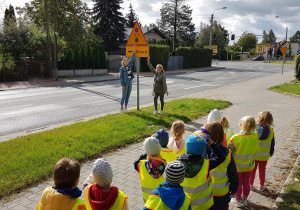 Ciocia Karolina i ciocia Tereska omawiają z dziećmi znaki drogowe