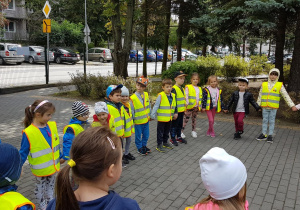 Przedszkolaki w kamizelkach odblaskowych