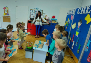 dziewczynki wręczają prezenty chłopcom