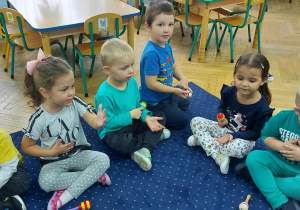rytmizujemy piosenkę za pomocą marakasów 3