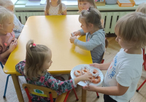 Nikoś częstuje swoje koleżanki pysznymi pączkami