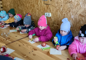 Dzieci obierają jabłka na dżem