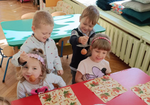 Dziewczynki zjadają pączki