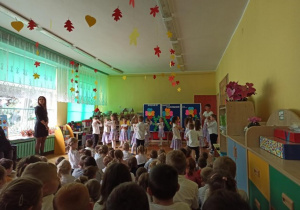 Przedszkolne zakamarki- Bratki śpiewają piosenkę
