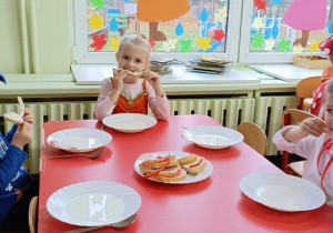 Daria, Kajtuś i Gabrysia jedzą pyszny chlebek