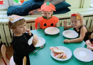 Śniadanko przy zielonym stoliczku