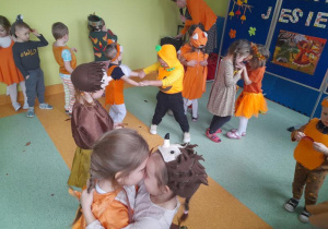 przedszkolaki tańczą w parach