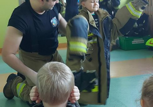 Bartek w kurtce strażackiej