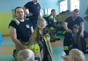 Dominik i Marcelinka w kurtkach strażaków