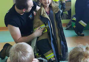 Maja w kurtce strażackiej