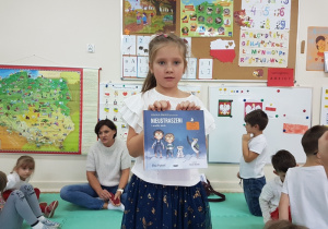 Hania prezentuje książkę pt. "Nieustraszeni i wielki skok".