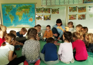 Dzieci słuchają książki czytanej przez mamę Leona