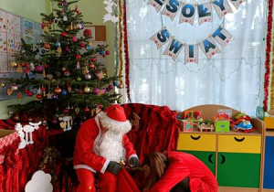 Ciocia Karolinka szuka prezentu w worku Świętego Mikołaja.