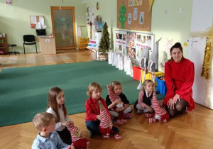 Dzieci słuchają tajemnicy od Świętego Mikołaja.