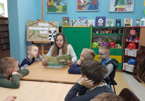 Pani Marzenka czyta dzieciom książeczkę.