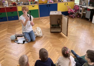 Pani Agata opowiada dzieciom ciekawostki o sowach.