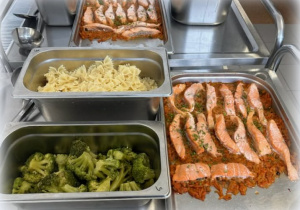 Łosoś na parze z makaronem i brokułem