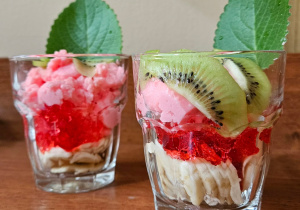 Galaretka owocowa z bananem, kiwi i jogurtem