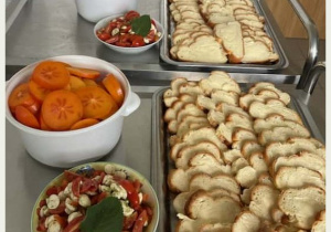 Podwieczorek - chałka, kaki i sałatka Capresse