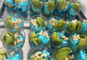 Galaretka owocowa z bananem i jogurtem greckim z kiwi i orzechami nerkowca