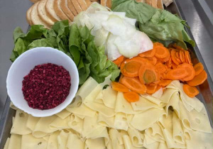 Śniadanie - ser zółty, rzodkiew, marchew, owoce liofilizowane