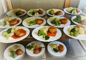 Pulpecik w sosie pomidorowym z ziemniakami i brokułami na parze