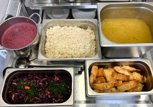 Zupa zacierkowa, filet panierowany z miruny, ryż, surówka z kapusty czerwonej