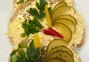 Kanapka z pastą jajeczną z dodatkami