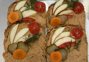 kanapka z pastą z czerwonej soczewicy z suszonymi pomidorami