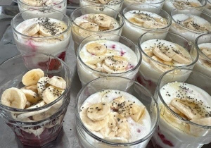 Budyń jaglany z malinami i bananem